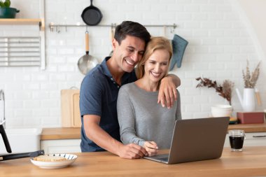 Romantik orta yaşlı çift mutfakta güzel haberler veriyor. Yakışıklı bir adam kahvaltı hazırlarken ve mutfakta dizüstü bilgisayar kullanırken karısına sarılıyor. Dizüstü bilgisayarda film izlemek, evden çalışmak..