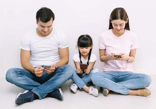 Happy Technology Addicted Asian Family Parents Kid Holding Smart Phones — Stok fotoğraf