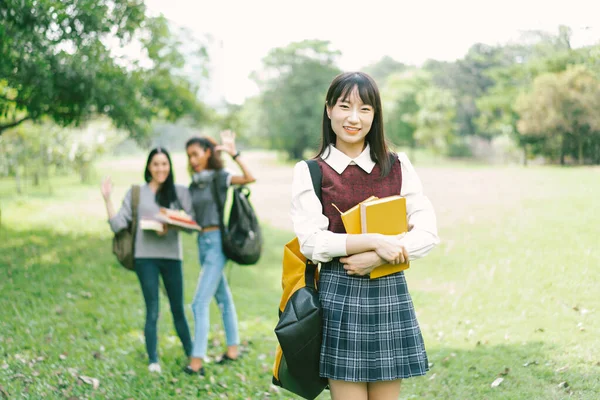 Šťastný Usmívající Mladá Asijská Dívka Dívá Kameru Šťastnými Vysokoškolskými Přáteli — Stock fotografie