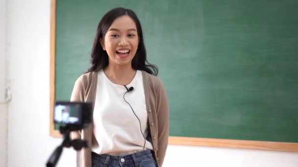 Portret Van Lachende Aziatische Vrouwelijke Leraar Headset Die Klas Werkt — Stockvideo