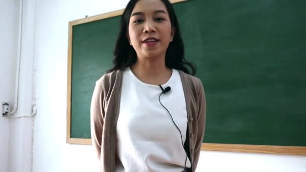 Portrait Une Enseignante Asiatique Souriante Enregistrant Des Vidéos Enseignement Salle — Video