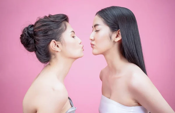 Portrait Jeune Femme Asiatique Embrassant Pour Plaisir Dans Moment Détendu — Photo
