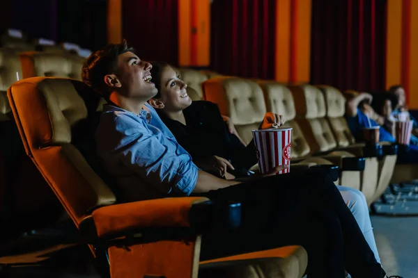 Encontro Noite Cinema Retrato Jovem Casal Feliz Sentado Auditório Cinema — Fotografia de Stock