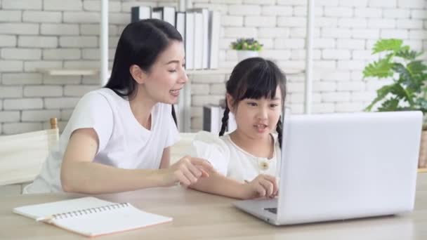 Bien Hecho Emocionado Joven Madre Asiática Dar Choca Cinco Hija — Vídeos de Stock
