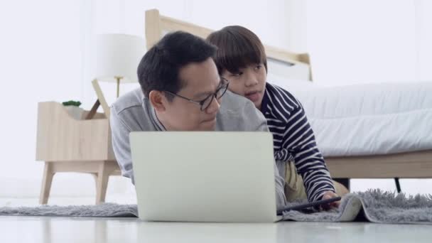 Portret Van Een Aziatische Vader Die Laptop Zoontje Gebruikt Papa — Stockvideo