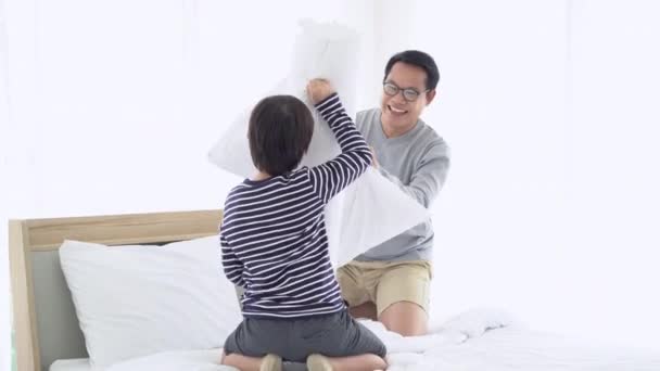 재미있는 아시아인 아버지와 아버지와 침대에서 놀이를 주말에 집에서 활동을 즐기는 — 비디오