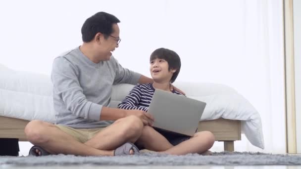 Omsorgsfuld Asiatisk Far Taler Med Yndig Søn Mens Laver Lektier – Stock-video