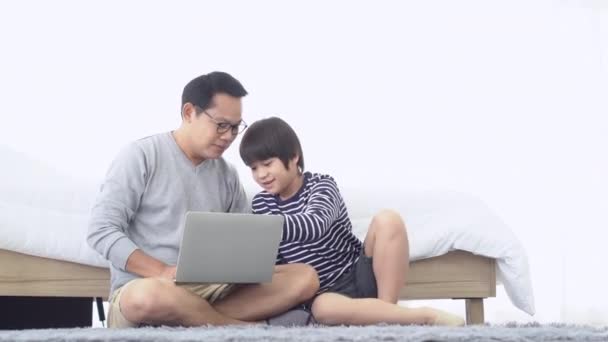 Portret Ojca Azjaty Pracującego Laptopie Online Dzieckiem Mały Syn Bawi — Wideo stockowe