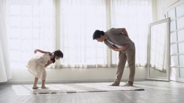 Glad Asiatisk Far Och Liten Dotter Vacker Klänning Dansande Vals — Stockvideo