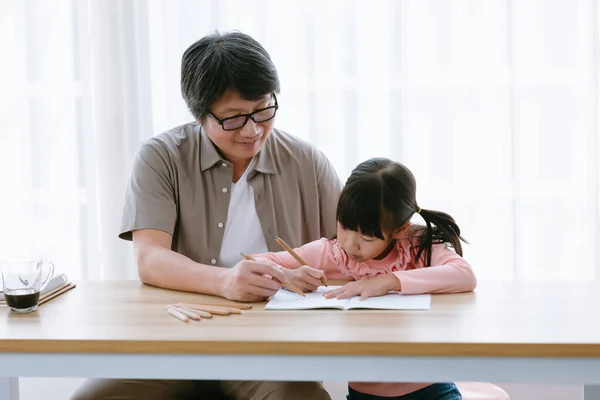 Mutlu Asyalı Anaokulu Kızı Gözlüklü Babası Evdeki Oturma Odasında Masa — Stok fotoğraf