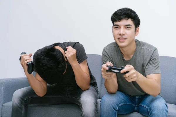 Porträtt Unga Asiatiska Homosexuella Par Som Spelar Spel Använder Styrenheter — Stockfoto