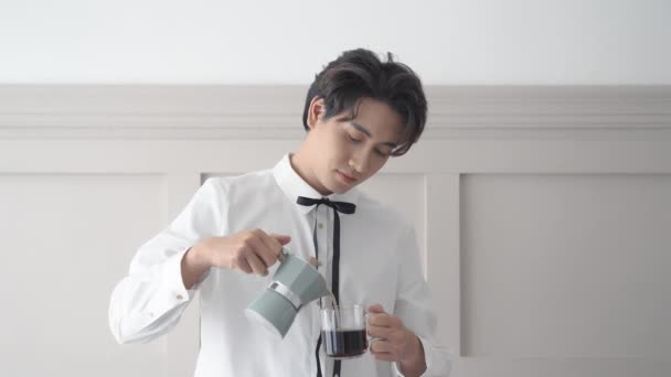 Feliz Barista Asiático Masculino Uniforme Coreano Lindo Verter Una Taza — Vídeos de Stock