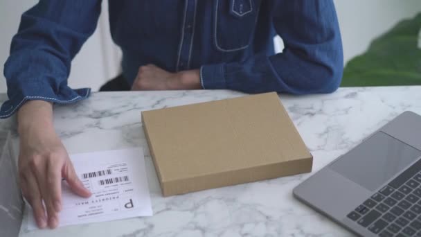 Kapanış Erkek Girişimci Girişimi Küçük Işletme Sahibi Paket Paketleme Teslimat — Stok video