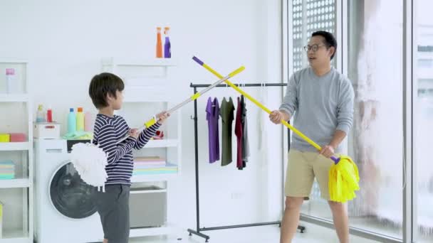 Funny Asian Father Son Fighting Cleaning Tools While House Keeping — Vídeo de stock