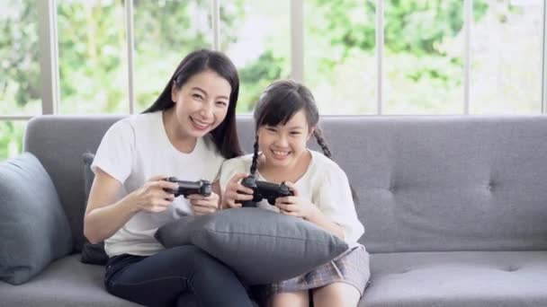Gelukkig Jong Aziatisch Moeder Dochter Spelen Video Games Online Zijn — Stockvideo