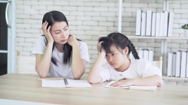 Frustrada Jovem Mãe Asiática Ensinando Lição Casa Sua Filha Enquanto — Vídeo de Stock
