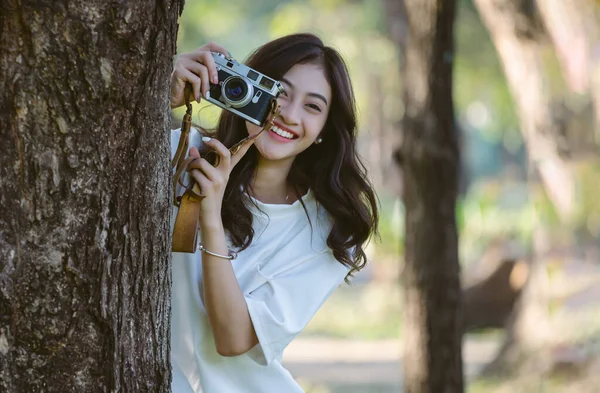 Retrato Hermosa Joven Turista Blogger Asiática Sonriendo Feliz Por Árbol — Foto de Stock