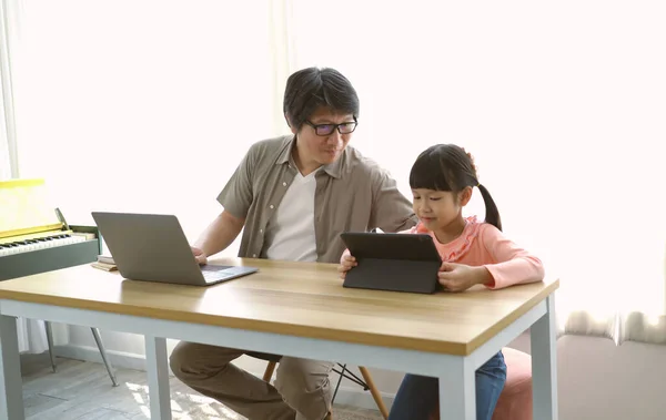 Asyalı Baba Evden Çalışıyor Kız Arkadaşına Bakıyor Dijital Masa Ile — Stok fotoğraf