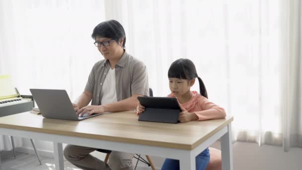 Портрет Отца Азиата Работающего Дома Ноутбуком Заботящегося Своей Девушке Смотрящего — стоковое видео