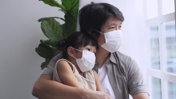 Cansado Pai Asiático Filha Pequena Máscara Médica Sentar Cadeira Olhando — Vídeo de Stock