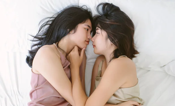 Top Uitzicht Van Mooie Lgbt Lesbisch Aziatisch Paar Liefde Twee — Stockfoto