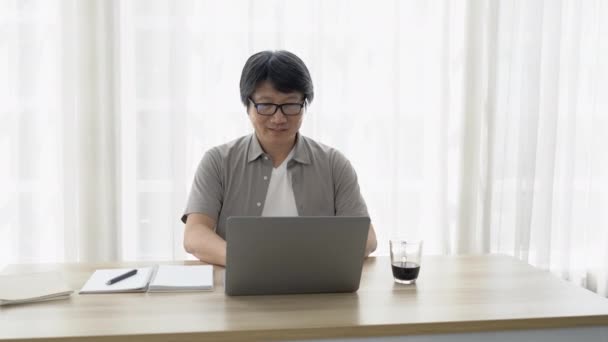 Padre Asiatico Che Lavora Distanza Sul Computer Portatile Casa Mentre — Video Stock