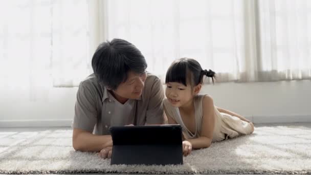 Szczęśliwy Azjata Ojciec Córeczka Leżący Przytulnie Razem Podłodze Dywan Oglądając — Wideo stockowe