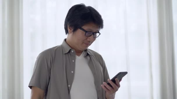 Retrato Homem Asiático Meia Idade Segurando Celular Com Passaporte Eletrônico — Vídeo de Stock