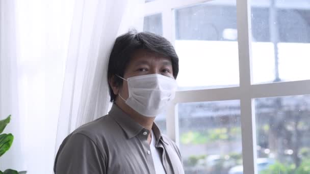 Homem Asiático Meia Idade Triste Com Máscara Médica Olhando Pela — Vídeo de Stock