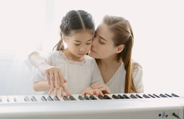 Mère Asiatique Heureuse Embrassant Embrassant Fille Tout Jouant Piano Dans — Photo