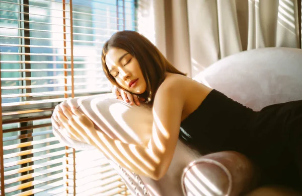 소파에 햇빛을 받으며 거실에 아름다운 아시아 여성이다 패션의 아름다움 스타일 — 스톡 사진