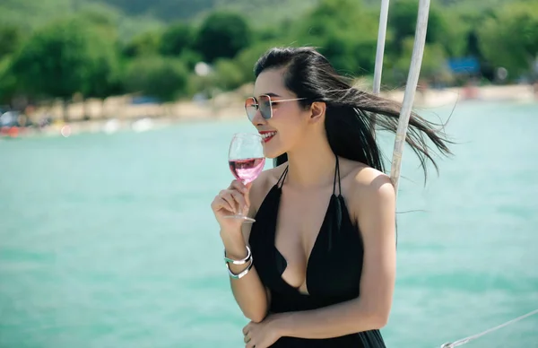 Krásná Sexy Asijské Žena Černých Šatech Relaxaci Luxusní Jachtě Pít — Stock fotografie