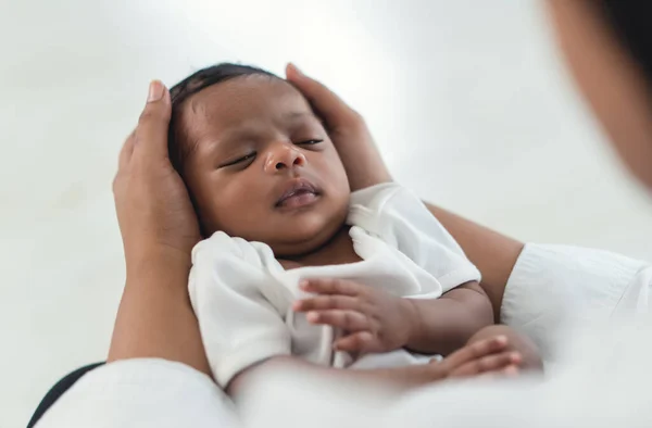 Κοντινό Πλάνο Της Αφρο Αμερικανίδας Μητέρας Κρατάει Νεογέννητο Μωρό Της — Φωτογραφία Αρχείου