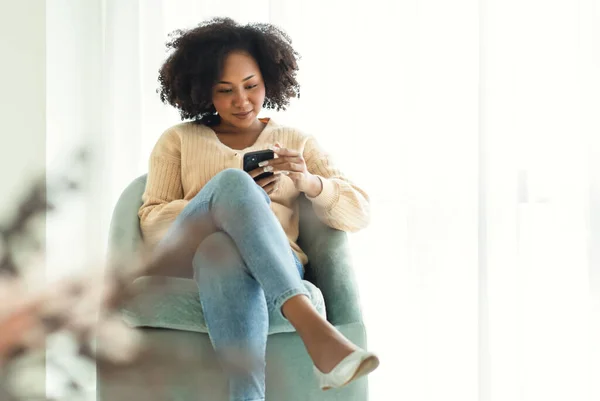 Mooie Afro Amerikaanse Vrouw Zit Comfortabele Fauteuil Zich Ontspannen Met — Stockfoto