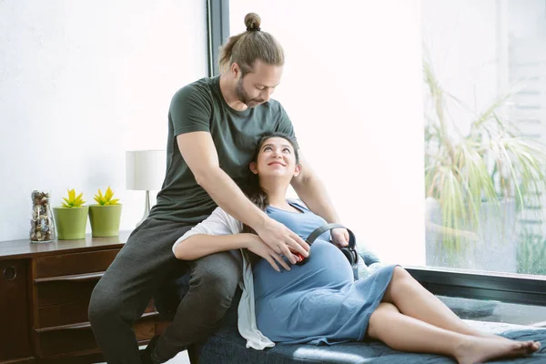 Zwangerschapstherapie Muziek Knappe Hipster Man Man Het Plaatsen Van Draadloze — Stockfoto