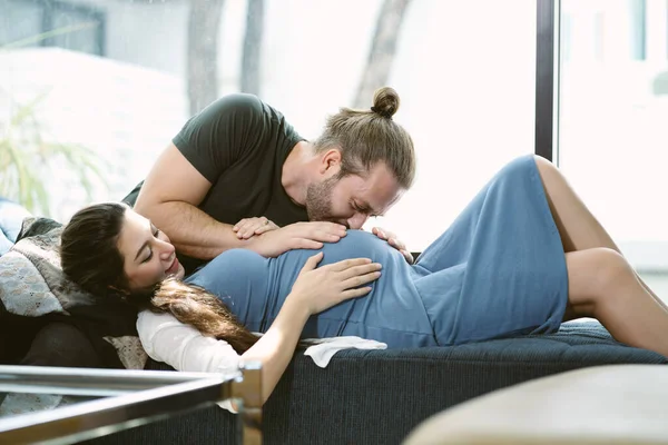 Marido Bonito Feliz Beijar Bebê Esposa Grávida Barriga Enquanto Sua — Fotografia de Stock