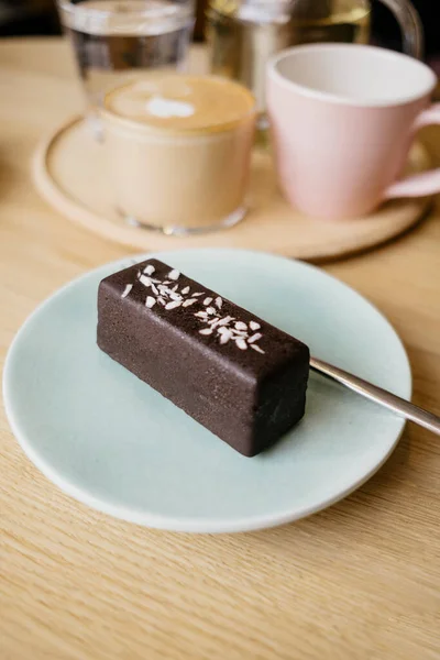 Kahve Çay Fincanlarının Arka Planında Lezzetli Vejetaryen Çikolatalı Tatlı Ozlu — Stok fotoğraf