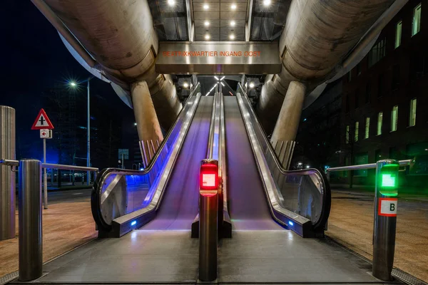 Hollanda, Den Haag 'daki bir tramvay istasyonuna yürüyen merdiven.