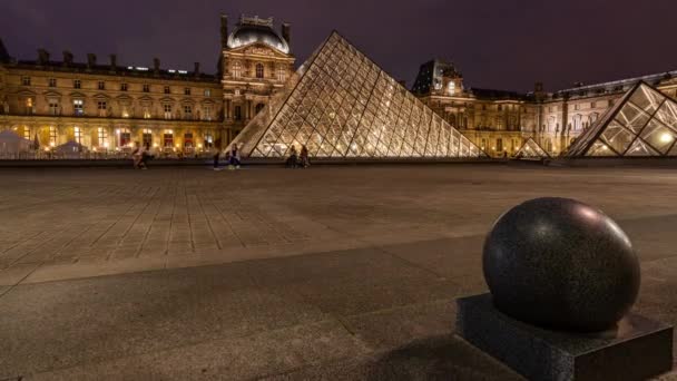 位于巴黎卢浮宫的著名金字塔的夜幕降临 — 图库视频影像