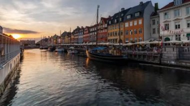 Kopenhag, Danimarka 'daki ünlü kanal ve cadde Nyhavn' da gün batımı