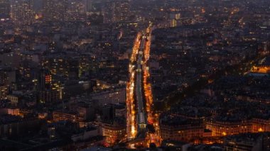Garibaldi Bulvarı 'ndaki hava görüntüsü ve gece görülen metro hattı..