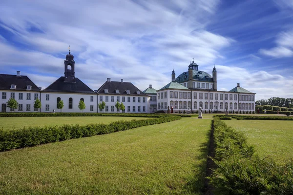 Kopenhag 'ın kuzeyindeki Fredensborg Şatosu Bahçeden görüldü