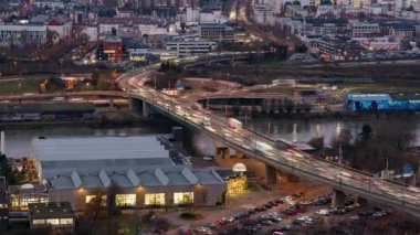 Fransa 'nın Rouen kentindeki Seine nehrinde alacakaranlıkta trafik zamanı