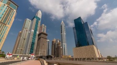 Dubai 'deki Dubai Limanı (Birleşik Arap Emirlikleri) yakınlarında Dubai Tramvayı' nın geçmesiyle gökdelenlerin zaman aşımı