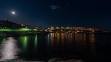 Dolunay ve Grönland 'da Nuuk' un ufuk çizgisi. Kışın görüldü