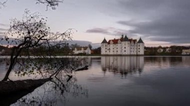Kuzey Almanya 'nın kuzeyinde Schleswig-Holstein eyâletinde, Flensburg yakınlarındaki Gluckburg Kalesinin Gece Zamanlaması