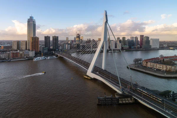 鹿特丹 荷兰和伊拉斯谟大桥的天际线景观 — 图库照片