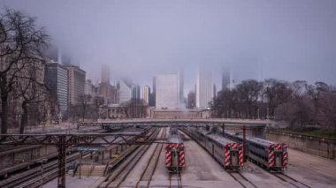Chicago 'nun önündeki trenler Sis çöktüğünde Skyline