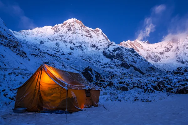 Zelt in den Bergen in einer Winternacht mit hellem Mond, annapu — Stockfoto