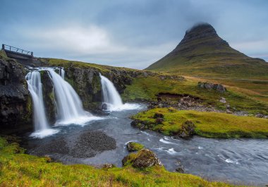 Kirkjulsfoss Şelalesi ve Kirkjufell Dağı